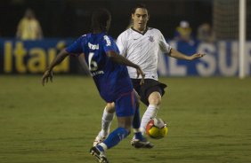 CORINTHIANS/SP X SAO CAETANO/SAO CAETANO DO SUL - em um lance da partida realizada esta noite no estdio do Pacaembu, zona oeste da cidade, vlido pelo Campeonato Paulista de 2009