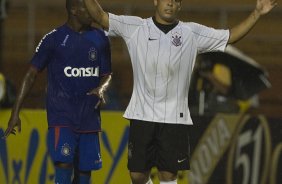 CORINTHIANS/SP X SAO CAETANO/SAO CAETANO DO SUL - em um lance da partida realizada esta noite no estdio do Pacaembu, zona oeste da cidade, vlido pelo Campeonato Paulista de 2009