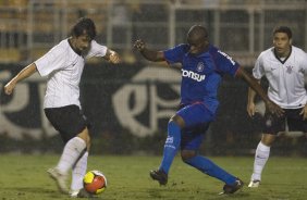 CORINTHIANS/SP X SAO CAETANO/SAO CAETANO DO SUL - em um lance da partida realizada esta noite no estdio do Pacaembu, zona oeste da cidade, vlido pelo Campeonato Paulista de 2009