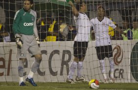 CORINTHIANS/SP X SAO CAETANO/SAO CAETANO DO SUL - em um lance da partida realizada esta noite no estádio do Pacaembu, zona oeste da cidade, válido pelo Campeonato Paulista de 2009
