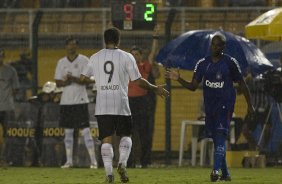 CORINTHIANS/SP X SAO CAETANO/SAO CAETANO DO SUL - em um lance da partida realizada esta noite no estádio do Pacaembu, zona oeste da cidade, válido pelo Campeonato Paulista de 2009