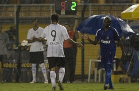 CORINTHIANS/SP X SAO CAETANO/SAO CAETANO DO SUL - em um lance da partida realizada esta noite no estdio do Pacaembu, zona oeste da cidade, vlido pelo Campeonato Paulista de 2009