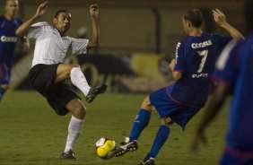 CORINTHIANS/SP X SAO CAETANO/SAO CAETANO DO SUL - em um lance da partida realizada esta noite no estádio do Pacaembu, zona oeste da cidade, válido pelo Campeonato Paulista de 2009