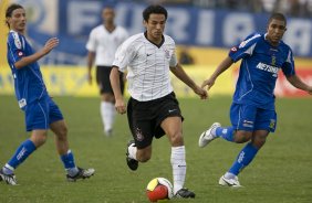 SANTO ANDRE/SP X CORINTHIANS/SP - em um lance da partida realizada esta tarde no estádio Bruno José Daniel, em Santo André, válido pelo Campeonato Paulista de 2009