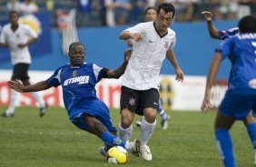 SANTO ANDRE/SP X CORINTHIANS/SP - em um lance da partida realizada esta tarde no estádio Bruno José Daniel, em Santo André, válido pelo Campeonato Paulista de 2009