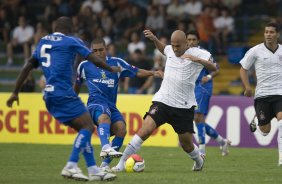 SANTO ANDRE/SP X CORINTHIANS/SP - em um lance da partida realizada esta tarde no estádio Bruno José Daniel, em Santo André, válido pelo Campeonato Paulista de 2009