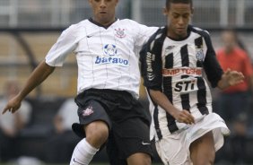 CORINTHIANS/SP X SANTOS/SANTOS - em um lance da partida realizada esta tarde no estdio do Pacaembu, zona oeste da cidade, vlido pelo Campeonato Paulista de 2009
