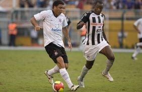 CORINTHIANS/SP X SANTOS/SANTOS - em um lance da partida realizada esta tarde no estdio do Pacaembu, zona oeste da cidade, vlido pelo Campeonato Paulista de 2009