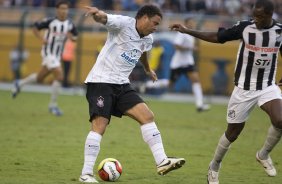 CORINTHIANS/SP X SANTOS/SANTOS - em um lance da partida realizada esta tarde no estdio do Pacaembu, zona oeste da cidade, vlido pelo Campeonato Paulista de 2009