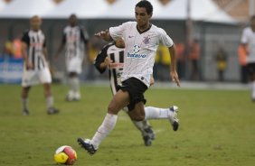 CORINTHIANS/SP X SANTOS/SANTOS - em um lance da partida realizada esta tarde no estdio do Pacaembu, zona oeste da cidade, vlido pelo Campeonato Paulista de 2009
