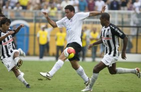 CORINTHIANS/SP X SANTOS/SANTOS - em um lance da partida realizada esta tarde no estdio do Pacaembu, zona oeste da cidade, vlido pelo Campeonato Paulista de 2009