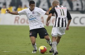 CORINTHIANS/SP X SANTOS/SANTOS - em um lance da partida realizada esta tarde no estdio do Pacaembu, zona oeste da cidade, vlido pelo Campeonato Paulista de 2009