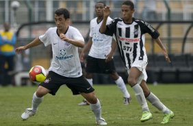 CORINTHIANS/SP X SANTOS/SANTOS - em um lance da partida realizada esta tarde no estdio do Pacaembu, zona oeste da cidade, vlido pelo Campeonato Paulista de 2009