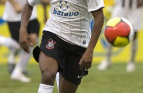CORINTHIANS/SP X SANTOS/SANTOS - em um lance da partida realizada esta tarde no estdio do Pacaembu, zona oeste da cidade, vlido pelo Campeonato Paulista de 2009