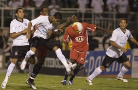 CORINTHIANS/SP X ITUANO/ITU - em um lance da partida realizada esta noite no estdio do Pacaembu, zona oeste da cidade, vlido pelo Campeonato Paulista de 2009