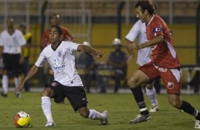 CORINTHIANS/SP X ITUANO/ITU - em um lance da partida realizada esta noite no estdio do Pacaembu, zona oeste da cidade, vlido pelo Campeonato Paulista de 2009