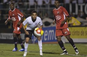 CORINTHIANS/SP X ITUANO/ITU - em um lance da partida realizada esta noite no estdio do Pacaembu, zona oeste da cidade, vlido pelo Campeonato Paulista de 2009