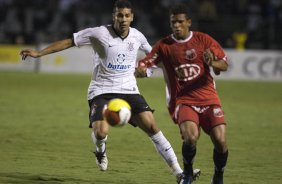 CORINTHIANS/SP X ITUANO/ITU - em um lance da partida realizada esta noite no estdio do Pacaembu, zona oeste da cidade, vlido pelo Campeonato Paulista de 2009