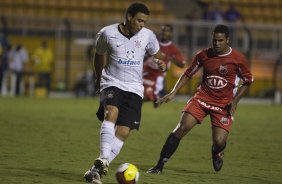 CORINTHIANS/SP X ITUANO/ITU - em um lance da partida realizada esta noite no estdio do Pacaembu, zona oeste da cidade, vlido pelo Campeonato Paulista de 2009