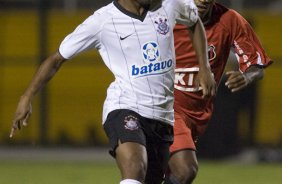 CORINTHIANS/SP X ITUANO/ITU - em um lance da partida realizada esta noite no estdio do Pacaembu, zona oeste da cidade, vlido pelo Campeonato Paulista de 2009