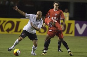 CORINTHIANS/SP X ITUANO/ITU - em um lance da partida realizada esta noite no estdio do Pacaembu, zona oeste da cidade, vlido pelo Campeonato Paulista de 2009