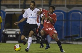 CORINTHIANS/SP X ITUANO/ITU - em um lance da partida realizada esta noite no estdio do Pacaembu, zona oeste da cidade, vlido pelo Campeonato Paulista de 2009