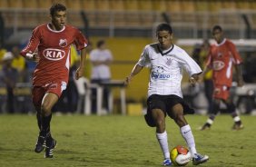 CORINTHIANS/SP X ITUANO/ITU - em um lance da partida realizada esta noite no estdio do Pacaembu, zona oeste da cidade, vlido pelo Campeonato Paulista de 2009
