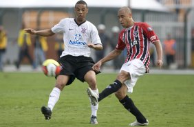 CORINTHIANS/SP X SAO PAULO/SP- em um lance da partida realizada esta tarde no estdio do Pacaembu, zona oeste da cidade, no primeiro jogo das semi-finais do Campeonato Paulista de 2009