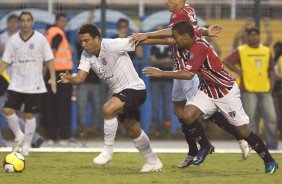 CORINTHIANS/SP X SAO PAULO/SP- em um lance da partida realizada esta tarde no estdio do Pacaembu, zona oeste da cidade, no primeiro jogo das semi-finais do Campeonato Paulista de 2009