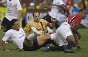 CORINTHIANS/SP X SAO PAULO/SP- em um lance da partida realizada esta tarde no estdio do Pacaembu, zona oeste da cidade, no primeiro jogo das semi-finais do Campeonato Paulista de 2009