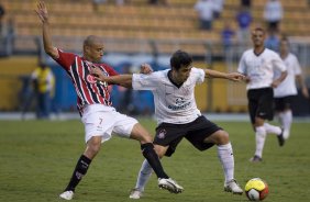 CORINTHIANS/SP X SAO PAULO/SP- em um lance da partida realizada esta tarde no estádio do Pacaembu, zona oeste da cidade, no primeiro jogo das semi-finais do Campeonato Paulista de 2009