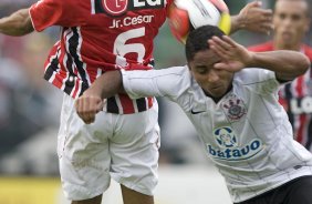 CORINTHIANS/SP X SAO PAULO/SP- em um lance da partida realizada esta tarde no estdio do Pacaembu, zona oeste da cidade, no primeiro jogo das semi-finais do Campeonato Paulista de 2009