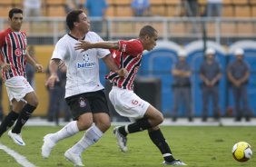 CORINTHIANS/SP X SAO PAULO/SP- em um lance da partida realizada esta tarde no estdio do Pacaembu, zona oeste da cidade, no primeiro jogo das semi-finais do Campeonato Paulista de 2009