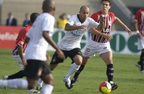 CORINTHIANS/SP X SAO PAULO/SP- em um lance da partida realizada esta tarde no estdio do Pacaembu, zona oeste da cidade, no primeiro jogo das semi-finais do Campeonato Paulista de 2009