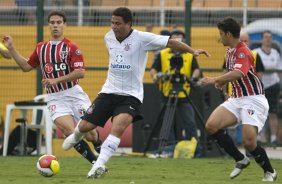 CORINTHIANS/SP X SAO PAULO/SP- em um lance da partida realizada esta tarde no estdio do Pacaembu, zona oeste da cidade, no primeiro jogo das semi-finais do Campeonato Paulista de 2009