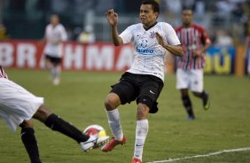 CORINTHIANS/SP X SAO PAULO/SP- em um lance da partida realizada esta tarde no estdio do Pacaembu, zona oeste da cidade, no primeiro jogo das semi-finais do Campeonato Paulista de 2009