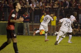 ATLETICO PARANAENSE/PR X CORINTHIANS/SP - em um lance da partida realizada esta noite no estádio da Arena da Baixada, em Curitiba, no jogo de ida válido pelas oitavas-de-final da Copa do Brasil 2009