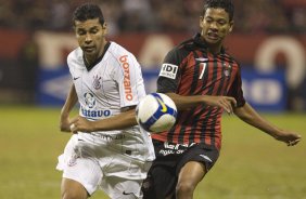 ATLETICO PARANAENSE/PR X CORINTHIANS/SP - em um lance da partida realizada esta noite no estádio da Arena da Baixada, em Curitiba, no jogo de ida válido pelas oitavas-de-final da Copa do Brasil 2009