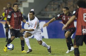 ATLETICO PARANAENSE/PR X CORINTHIANS/SP - em um lance da partida realizada esta noite no estádio da Arena da Baixada, em Curitiba, no jogo de ida válido pelas oitavas-de-final da Copa do Brasil 2009