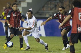 ATLETICO PARANAENSE/PR X CORINTHIANS/SP - em um lance da partida realizada esta noite no estdio da Arena da Baixada, em Curitiba, no jogo de ida vlido pelas oitavas-de-final da Copa do Brasil 2009