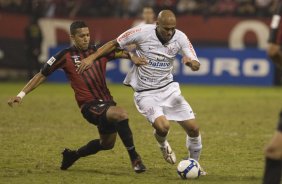 ATLETICO PARANAENSE/PR X CORINTHIANS/SP - em um lance da partida realizada esta noite no estádio da Arena da Baixada, em Curitiba, no jogo de ida válido pelas oitavas-de-final da Copa do Brasil 2009
