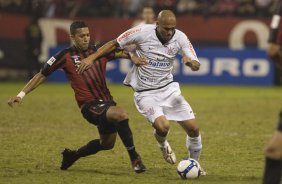 ATLETICO PARANAENSE/PR X CORINTHIANS/SP - em um lance da partida realizada esta noite no estdio da Arena da Baixada, em Curitiba, no jogo de ida vlido pelas oitavas-de-final da Copa do Brasil 2009