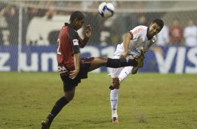 ATLETICO PARANAENSE/PR X CORINTHIANS/SP - em um lance da partida realizada esta noite no estádio da Arena da Baixada, em Curitiba, no jogo de ida válido pelas oitavas-de-final da Copa do Brasil 2009