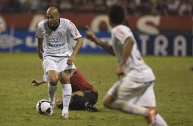 ATLETICO PARANAENSE/PR X CORINTHIANS/SP - em um lance da partida realizada esta noite no estdio da Arena da Baixada, em Curitiba, no jogo de ida vlido pelas oitavas-de-final da Copa do Brasil 2009