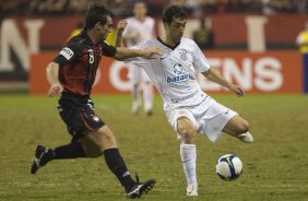 ATLETICO PARANAENSE/PR X CORINTHIANS/SP - em um lance da partida realizada esta noite no estdio da Arena da Baixada, em Curitiba, no jogo de ida vlido pelas oitavas-de-final da Copa do Brasil 2009