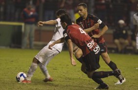 ATLETICO PARANAENSE/PR X CORINTHIANS/SP - em um lance da partida realizada esta noite no estádio da Arena da Baixada, em Curitiba, no jogo de ida válido pelas oitavas-de-final da Copa do Brasil 2009