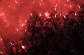 CORINTHIANS/SP X SANTOS/SANTOS - Torcida do Corinthians em um lance da partida realizada esta tarde no estádio do Pacaembu, zona oeste da cidade, na decisão do Campeonato Paulista de 2009