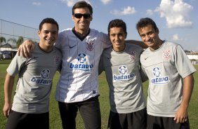 O ator Hugh Jackman, o Volverine, de oculos, veio ao Brasil para divulgar o filme X-Men- origens e quia conhecer o atacante Ronaldo antes do treino do Corinthians realizado esta tarde no Parque Ecológico do Tiete, na zona leste da cidade. Aproveitou e posou ao lado de Lulinha; Marcelinho e Bruno Bertucci, seus fans