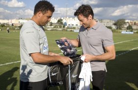 O ator Hugh Jackman, o Volverine, veio ao Brasil para divulgar o filme X-Men- origens e quia conhecer o atacante Ronaldo antes do treino do Corinthians realizado esta tarde no Parque Ecológico do Tiete, na zona leste da cidade