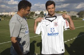 O ator Hugh Jackman, o Volverine, veio ao Brasil para divulgar o filme X-Men- origens e quia conhecer o atacante Ronaldo antes do treino do Corinthians realizado esta tarde no Parque Ecológico do Tiete, na zona leste da cidade